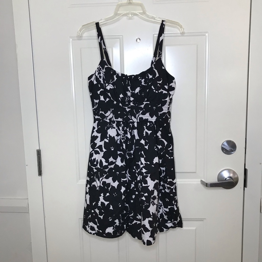 B. Smart Black and White abstractl Sun Dress size 6